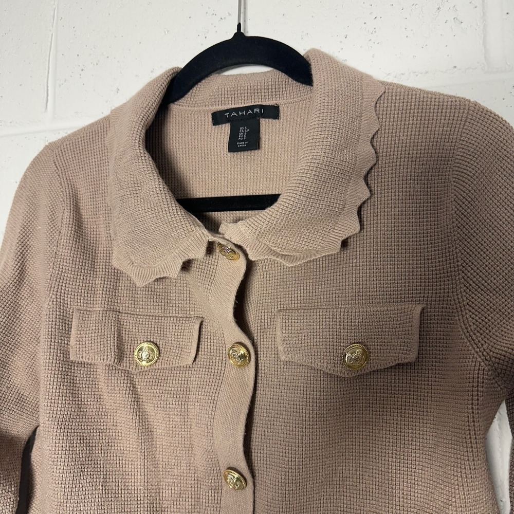 Tahari Womens Taupe Knit Cardigan Jacket Scalloped Collar Gold Crest‎ Buttons S
